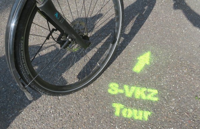 Da geht’s lang bei der S-VKZ-Tour am heutigen Samstag mit Start (10 Uhr) und Ziel Hochdorf. 72 solche Markierungen haben die eifrigen Helfer vom Rad Sport Verein Vaihingen auf die Wege gesprüht. Die Farbe löst sich mit der Zeit wieder ab.  <span class='image-autor'>Foto: Arning</span>