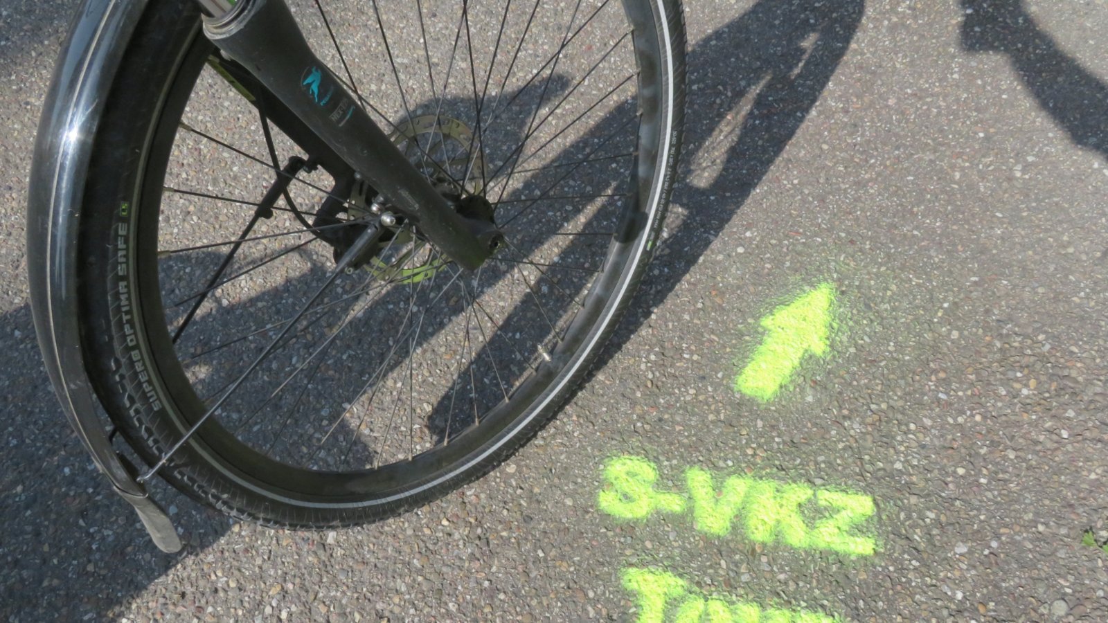 Da geht’s lang bei der S-VKZ-Tour am heutigen Samstag mit Start (10 Uhr) und Ziel Hochdorf. 72 solche Markierungen haben die eifrigen Helfer vom Rad Sport Verein Vaihingen auf die Wege gesprüht. Die Farbe löst sich mit der Zeit wieder ab.  Foto: Arning