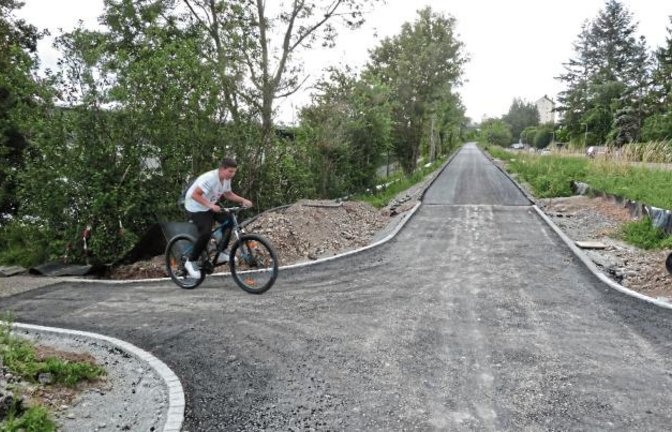 Das geht flott! Der Radweg auf der ehemaligen WEG-Trasse in Vaihingen ist in weiten Teilen schon asphaltiert. Das Befahren ist aber noch nicht zu empfehlen, denn die Brücken sind ja noch Baustellen beziehungsweise fehlen.  Foto: Arning