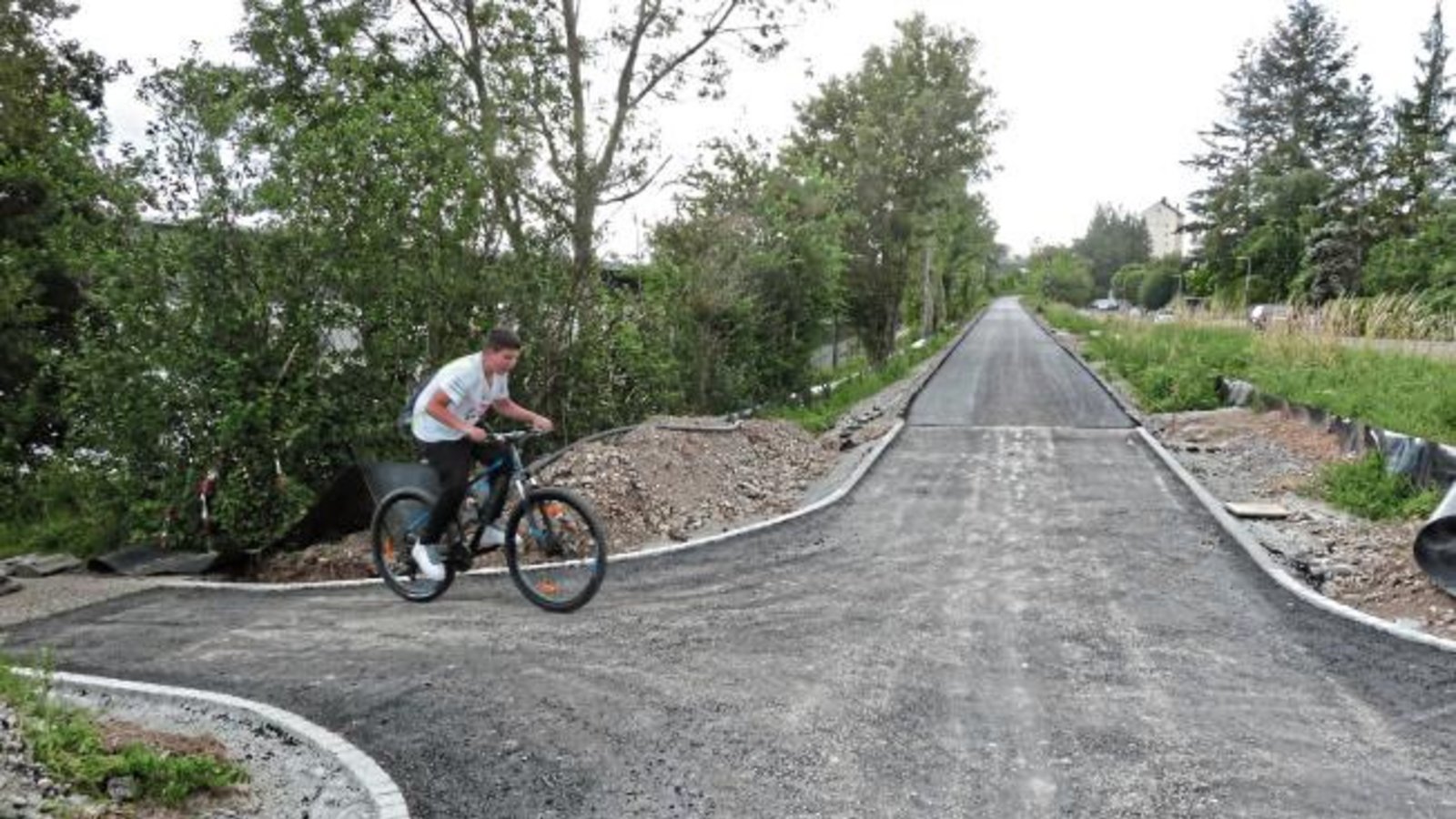 Das geht flott! Der Radweg auf der ehemaligen WEG-Trasse in Vaihingen ist in weiten Teilen schon asphaltiert. Das Befahren ist aber noch nicht zu empfehlen, denn die Brücken sind ja noch Baustellen beziehungsweise fehlen. Foto: Arning Das geht flott! Der Radweg auf der ehemaligen WEG-Trasse in Vaihingen ist in weiten Teilen schon asphaltiert. Das Befahren ist aber noch nicht zu empfehlen, denn die Brücken sind ja noch Baustellen beziehungsweise fehlen. Foto: Arning
