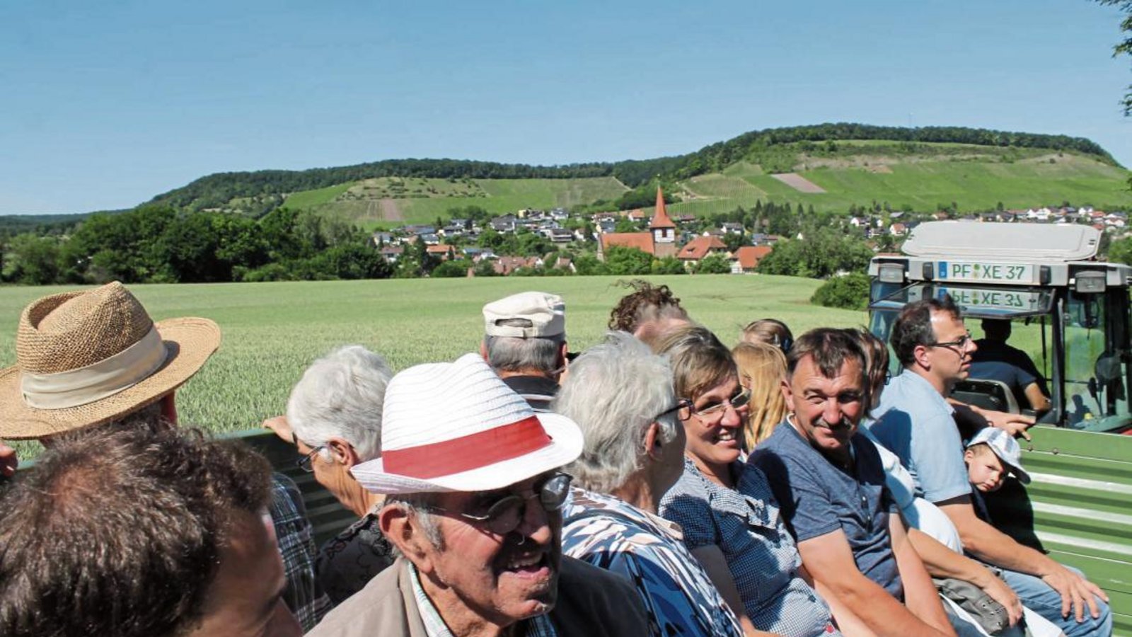 Die Mischung aus Ausfahrt und Information gefällt den Teilnehmern der Felderrundfahrt. Fotos: Pfisterer Die Mischung aus Ausfahrt und Information gefällt den Teilnehmern der Felderrundfahrt. Fotos: Pfisterer