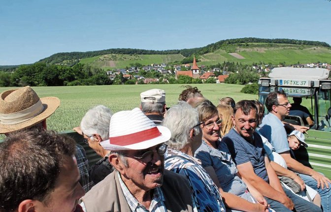 Die Mischung aus Ausfahrt und Information gefällt den Teilnehmern der Felderrundfahrt.  Fotos: Pfisterer
