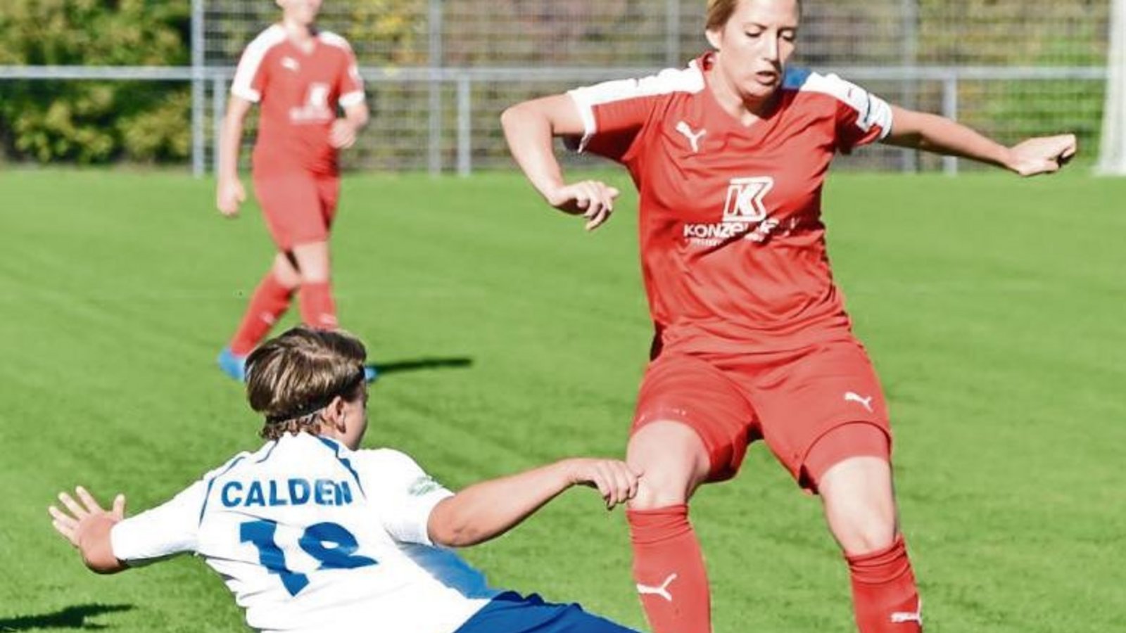 Löchgaus Lisa Gayer (rechts) – hier im Zweikampf mit Aileen Nuhn – legte das 2:0 gegen den TSV Jahn Calden auf und erzielte das 3:0 selbst. Foto: Leitner