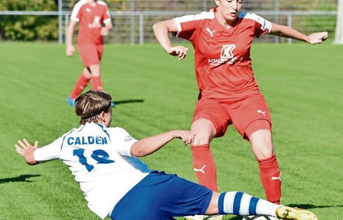 Löchgaus Lisa Gayer (rechts) – hier im Zweikampf mit Aileen Nuhn – legte das 2:0 gegen den TSV Jahn Calden auf und erzielte das 3:0 selbst. Foto: Leitner