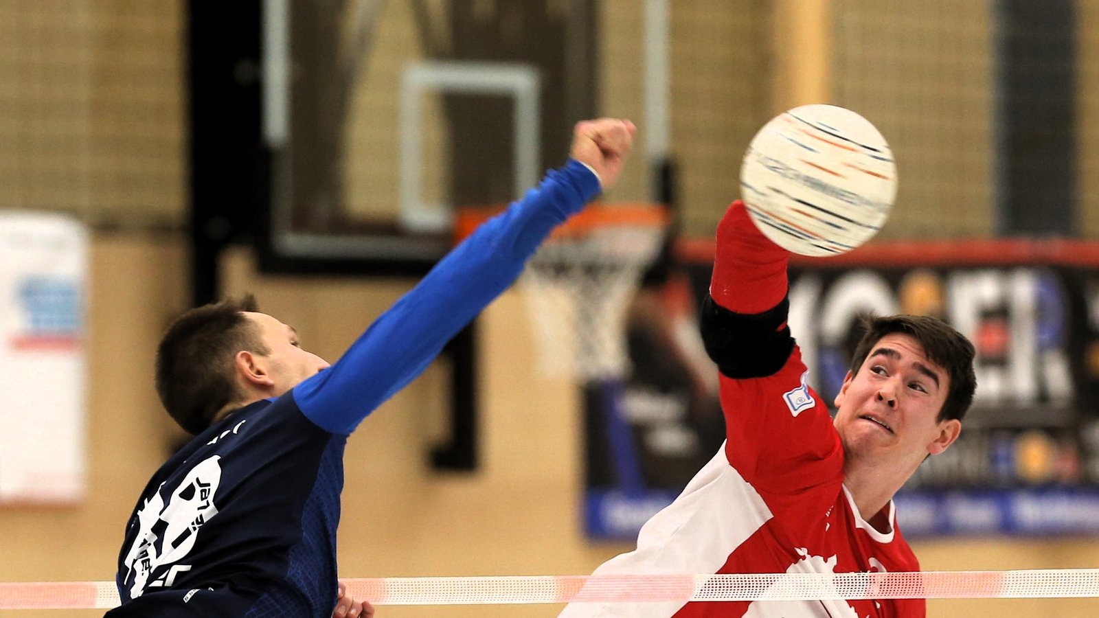 Blocksituationen bestimmen das Spiel gegen Schweinfurt-Oberndorf, hier setzt sich Andreas Knodel gegen Fabian Sagstetter durch.   Foto: Küppers