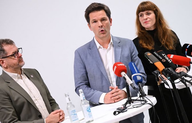 In schwerem Fahrwasser: die Koalition, die Werner Graf (Grüne, v.l.), Steffen Krach (SPD) und Kerstin Wolter (Linke) bilden wollen, stößt auf Widerstand.<span class='image-autor'>Annette Riedl/dpa</span>