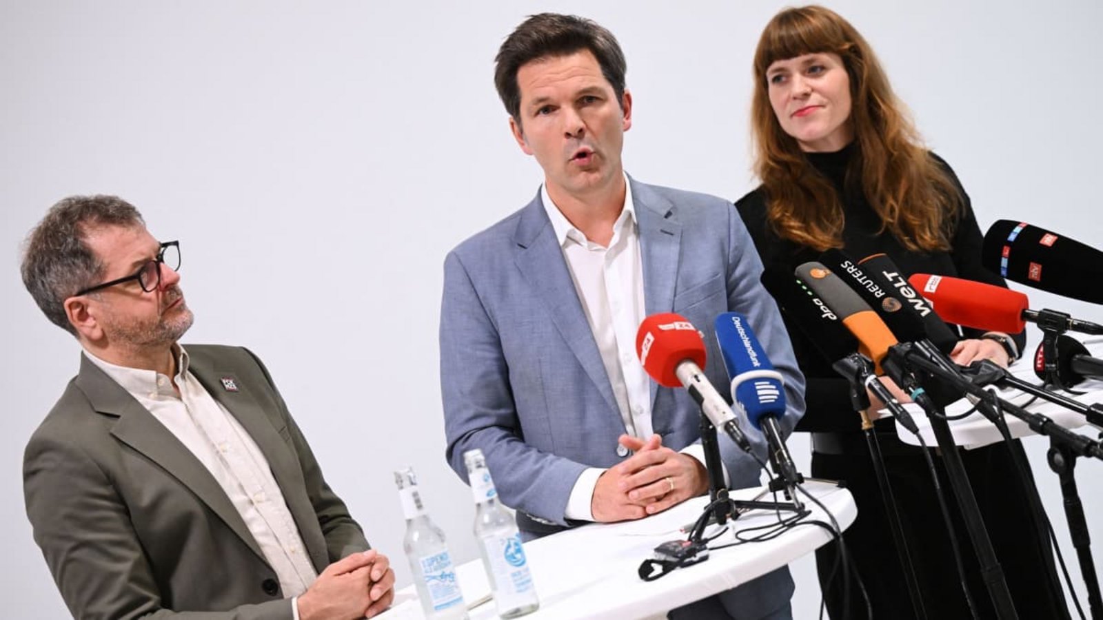 In schwerem Fahrwasser: die Koalition, die Werner Graf (Grüne, v.l.), Steffen Krach (SPD) und Kerstin Wolter (Linke) bilden wollen, stößt auf Widerstand.Annette Riedl/dpa In schwerem Fahrwasser: die Koalition, die Werner Graf (Grüne, v.l.), Steffen Krach (SPD) und Kerstin Wolter (Linke) bilden wollen, stößt auf Widerstand.Annette Riedl/dpa