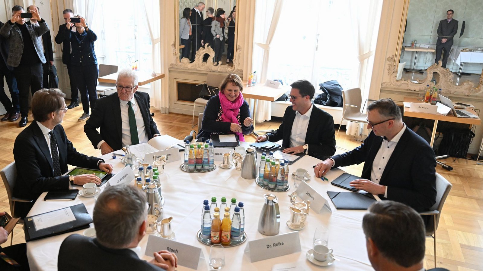 Das erste Gespräch über eine Bildungsallianz war konstruktiv. Dennoch lässt die Fortsetzung auf sich warten.Foto: dpa/Bernd Weißbrod Das erste Gespräch über eine Bildungsallianz war konstruktiv. Dennoch lässt die Fortsetzung auf sich warten.Foto: dpa/Bernd Weißbrod