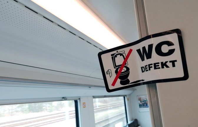 Gewohntes Bild: eine defekte Zugtoilette, die gesperrt ist.<span class='image-autor'>Foto: IMAGO//Sabine Gudath</span>