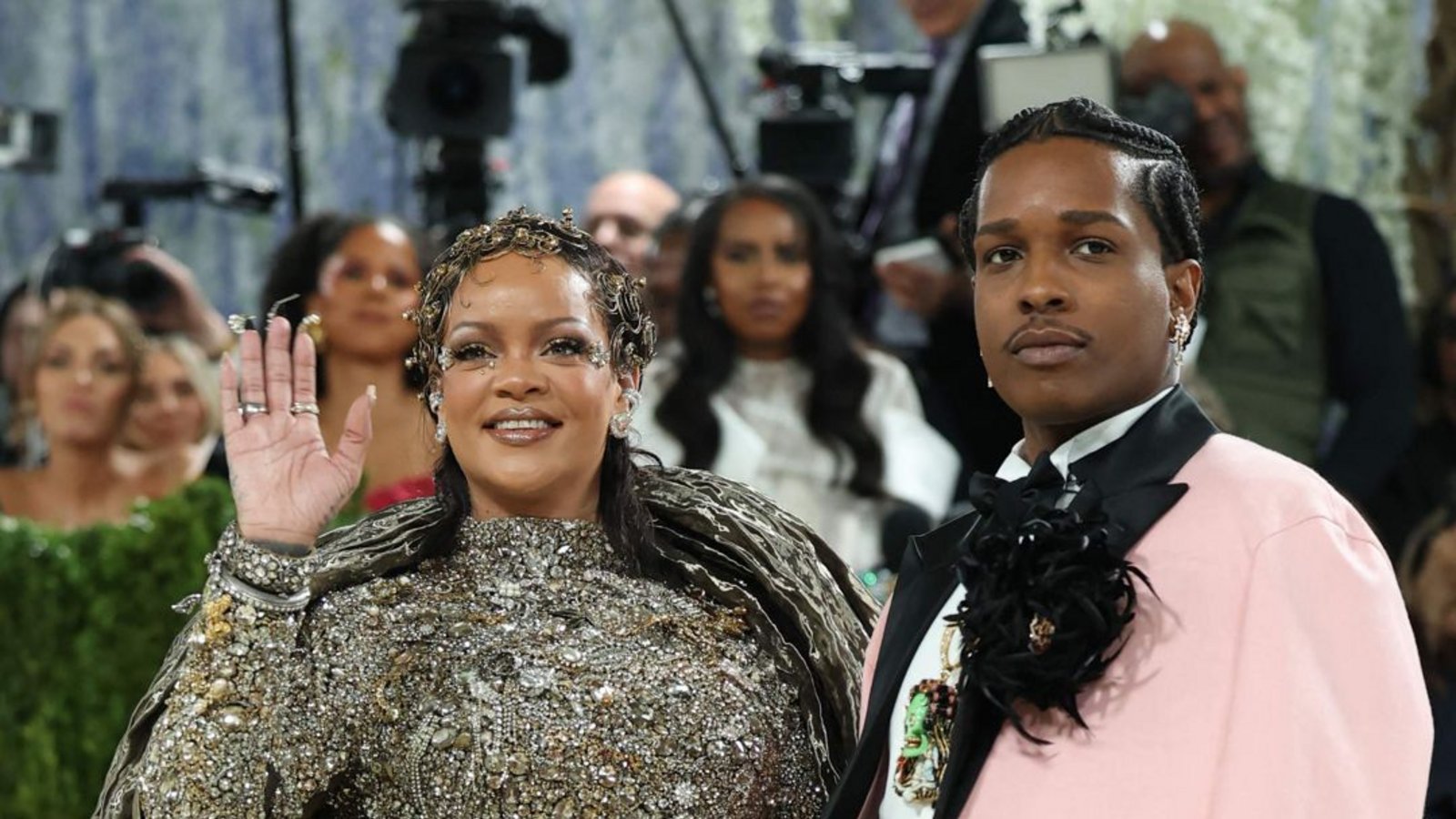 Mehr Kunstwerk als Kleid: Rihanna in einer über und über mit antiken Schmuckstücken besetzen Robe. Ihr Mann Asap Rocky trug einen Gehrock in Puderrosa.Foto: AFP Mehr Kunstwerk als Kleid: Rihanna in einer über und über mit antiken Schmuckstücken besetzen Robe. Ihr Mann Asap Rocky trug einen Gehrock in Puderrosa.Foto: AFP