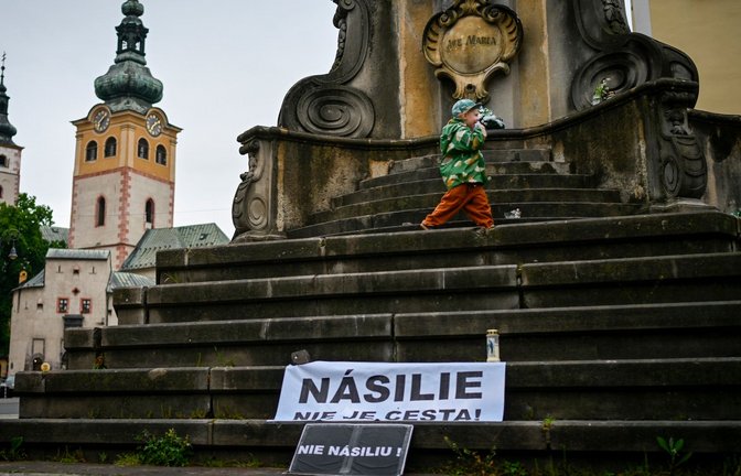 "Gewalt ist kein Weg" steht auf einem Schild: Als ein Bewaffneter diese Woche den slowakischen Premierminister Robert Fico anschoss, ging ein Schock durch das mitteleuropäische Land.<span class='image-autor'>Foto: Denes Erdos/AP/dpa</span>
