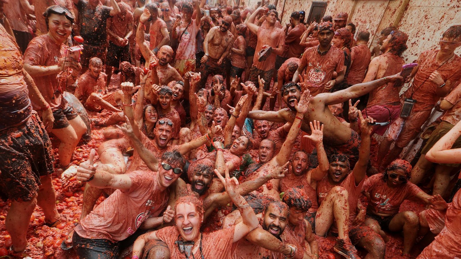 La "Tomatina" gilt als die größte Lebensmittelschlacht der Welt.Foto: Alberto Saiz/AP/dpa La "Tomatina" gilt als die größte Lebensmittelschlacht der Welt.Foto: Alberto Saiz/AP/dpa