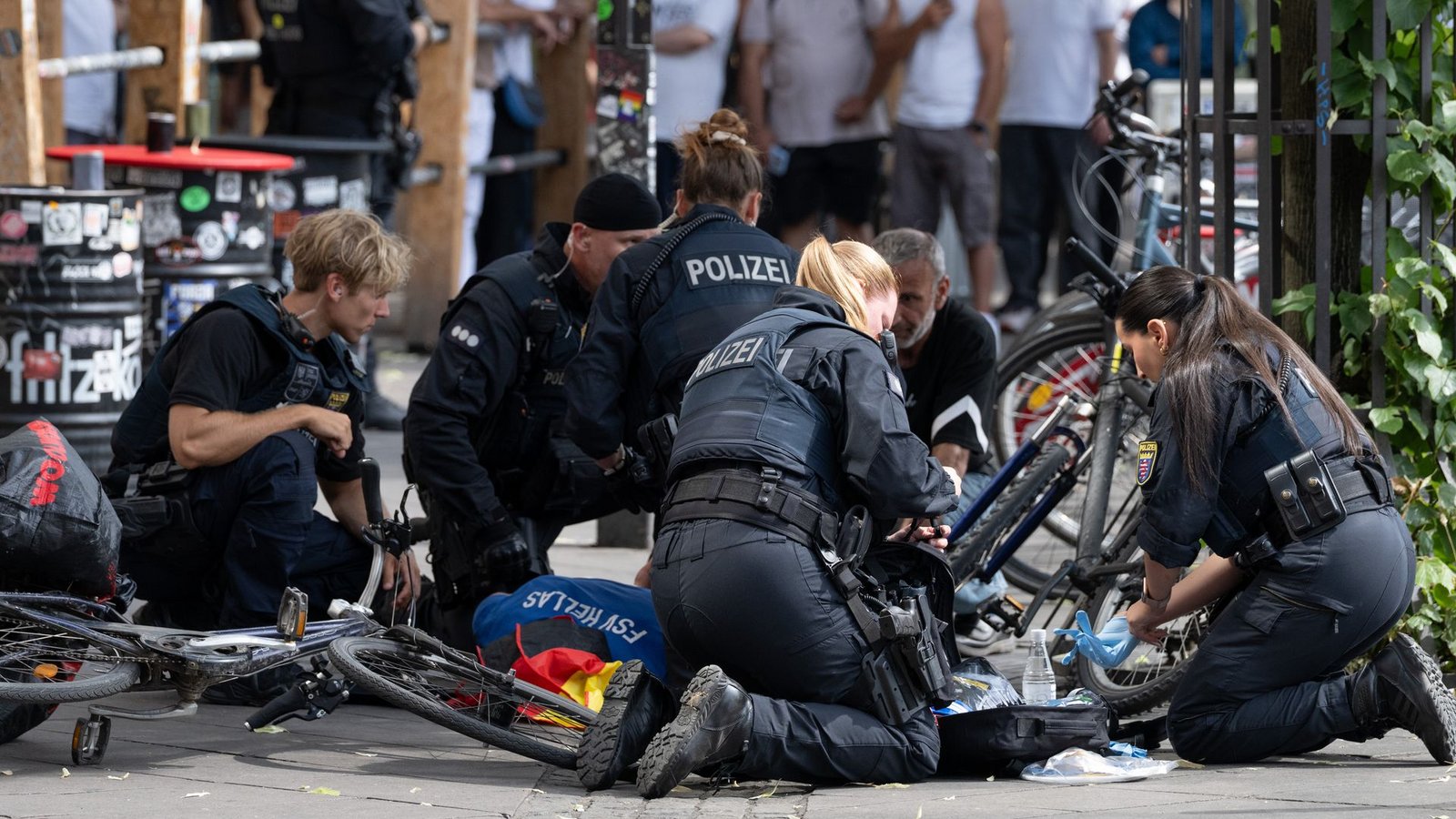 Polizisten knien in der Nähe des Frankfurter Hauptbahnhofs am Boden und kümmern sich um einen Verletzten.Foto: Boris Roessler/dpa Polizisten knien in der Nähe des Frankfurter Hauptbahnhofs am Boden und kümmern sich um einen Verletzten.Foto: Boris Roessler/dpa