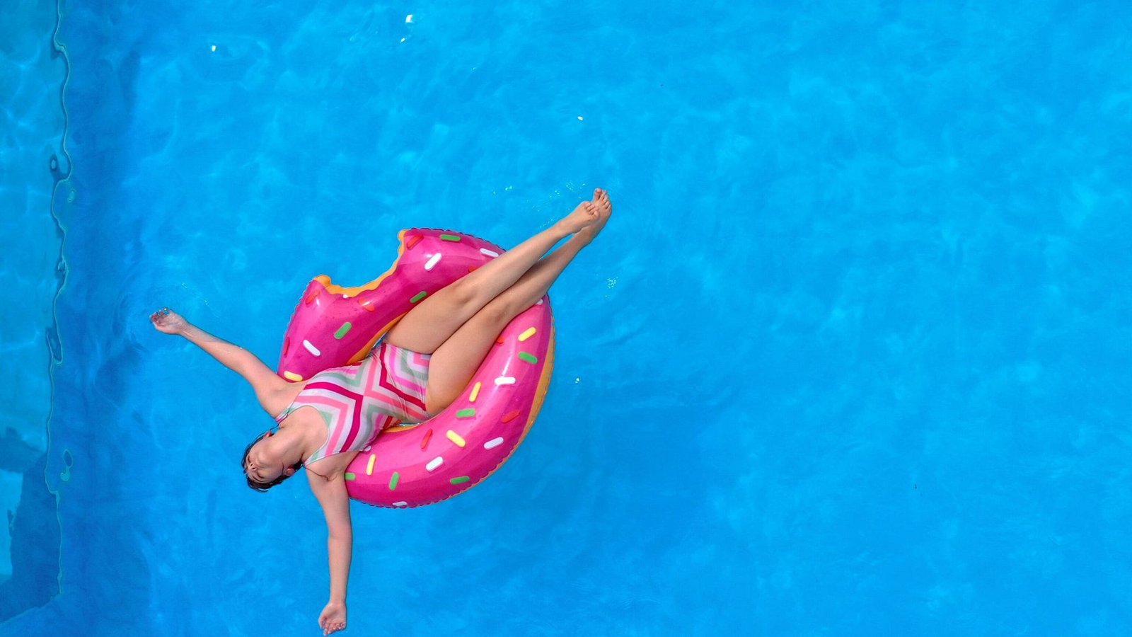So klar ist ein Swimmingpool nicht immer: Wenn das Wasser grün ist, sollte man es dringend reinigen.Foto: imago images/MiS So klar ist ein Swimmingpool nicht immer: Wenn das Wasser grün ist, sollte man es dringend reinigen.Foto: imago images/MiS