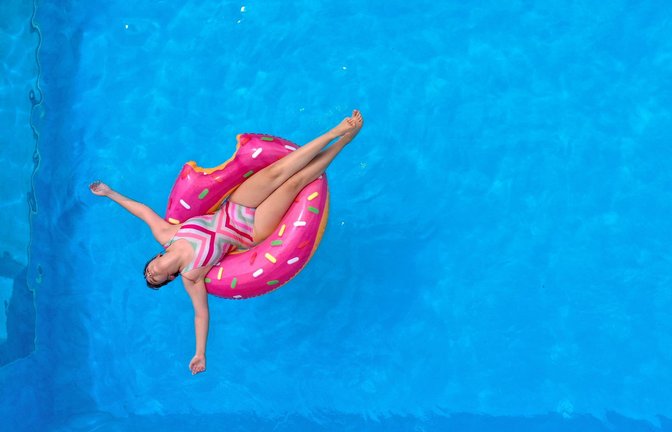 So klar ist ein Swimmingpool nicht immer: Wenn das Wasser grün ist, sollte man es dringend reinigen.<span class='image-autor'>Foto: imago images/MiS</span>