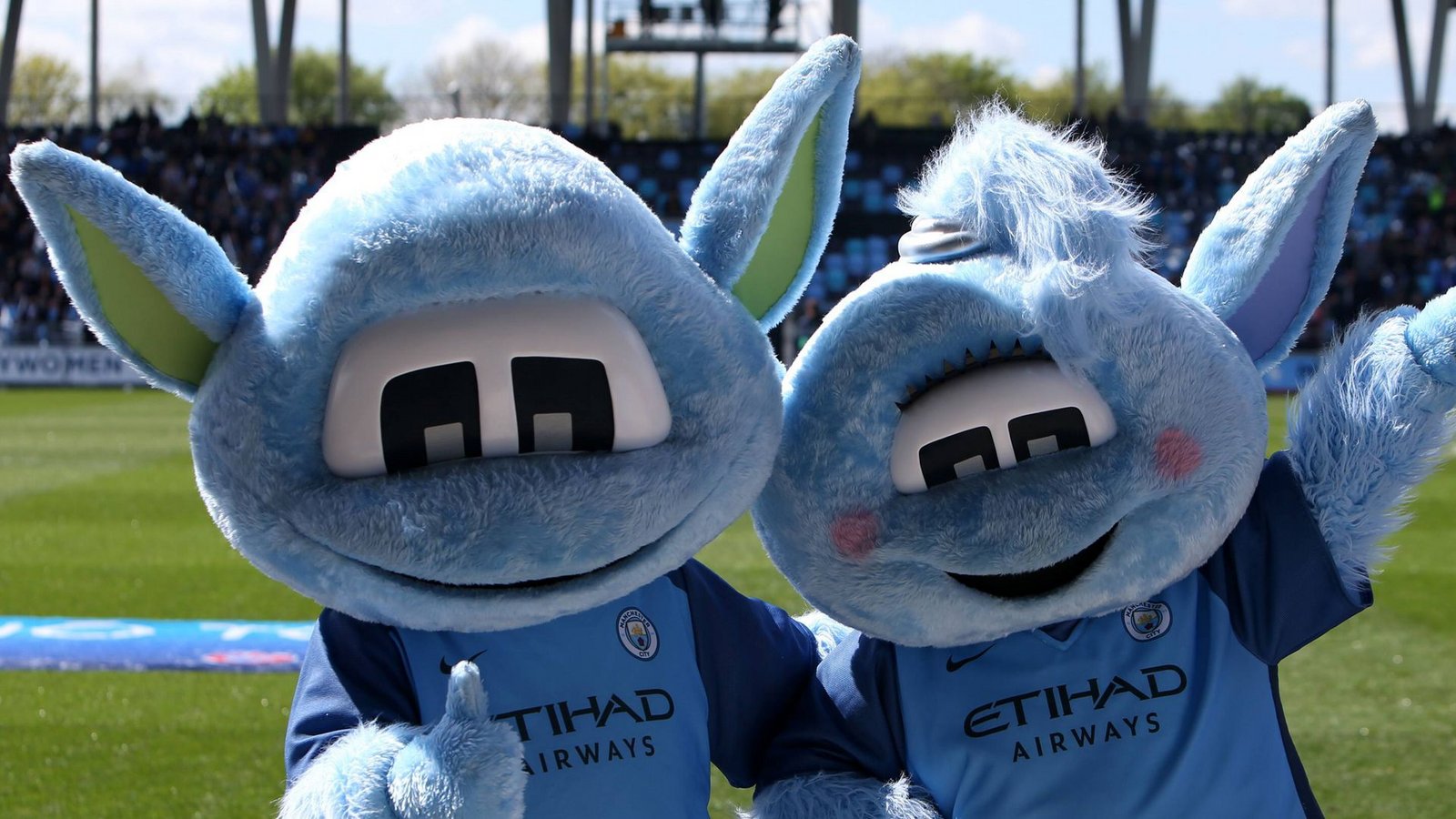 Manchester City hat gleich zwei Maskottchen: die Weltraumcharaktere Moonchester und seine Partnerin Moonbeam.Foto: imago/Action Plus Manchester City hat gleich zwei Maskottchen: die Weltraumcharaktere Moonchester und seine Partnerin Moonbeam.Foto: imago/Action Plus