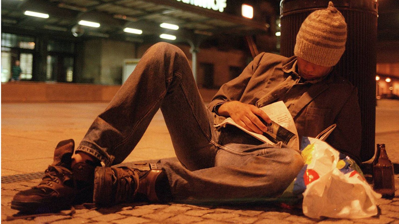 Betrunkener Jugendlicher schläft an einen Mülleimer gelehnt vor einem Bahnhof (Archivbild).Foto: Imago/momentphoto/Röhner