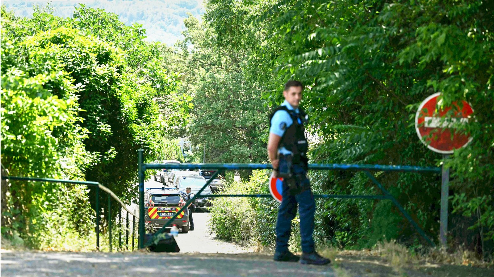 Polizisten riegeln den Tatort in der Provence ab.Foto: AFP/Gabriel Bouys Polizisten riegeln den Tatort in der Provence ab.Foto: AFP/Gabriel Bouys