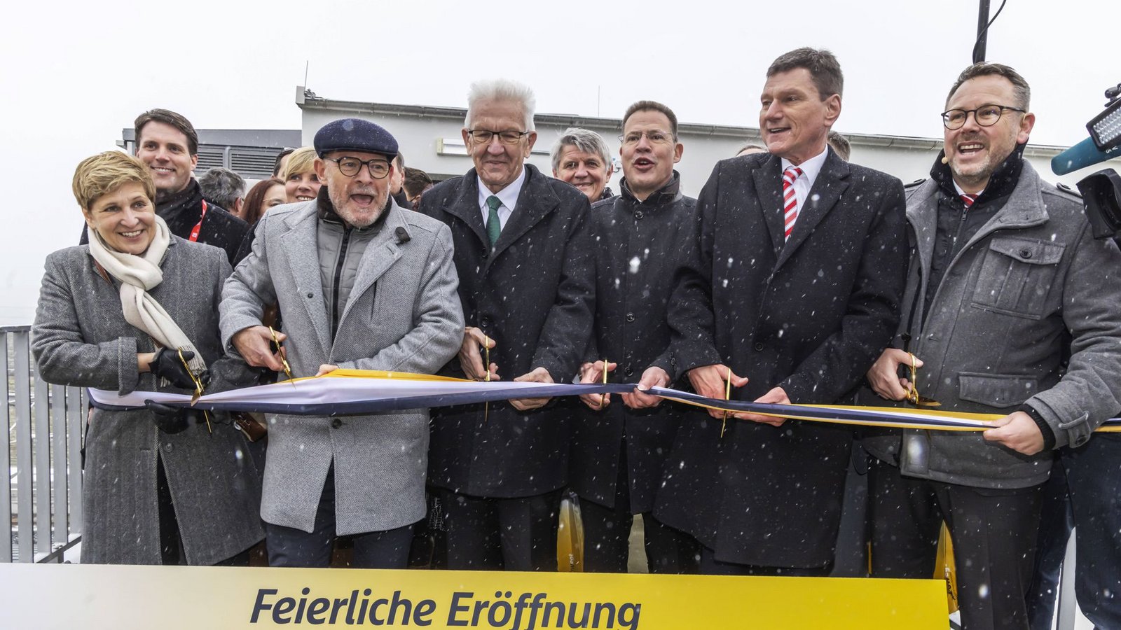 Groß war die Freude bei der Prominenz zur Eröffnung des neuen Bahnhofs in Merklingen.Foto: IMAGO/Arnulf Hettrich Groß war die Freude bei der Prominenz zur Eröffnung des neuen Bahnhofs in Merklingen.Foto: IMAGO/Arnulf Hettrich