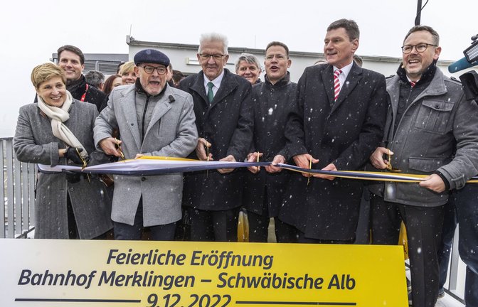Groß war die Freude bei der Prominenz zur Eröffnung des neuen Bahnhofs in Merklingen.<span class='image-autor'>Foto: IMAGO/Arnulf Hettrich</span>