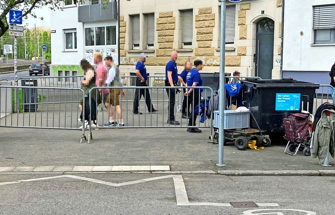 Gitter versperren Radfahrern und Fußgängern in der Mercedesstraße, an der Ecke zur Kegelenstraße, den Weg.<span class='image-autor'>Foto: privat</span>