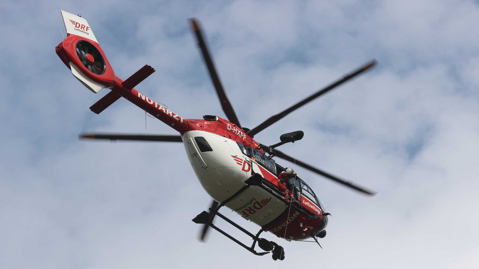 Trotz der Bemühungen von Feuerwehr, Bergwacht und einem Notarzt, der mit einem Rettungshubschrauber kam, starb der 58-Jährige noch am Unfallort.Foto: dpa/Bodo Schackow Trotz der Bemühungen von Feuerwehr, Bergwacht und einem Notarzt, der mit einem Rettungshubschrauber kam, starb der 58-Jährige noch am Unfallort.Foto: dpa/Bodo Schackow
