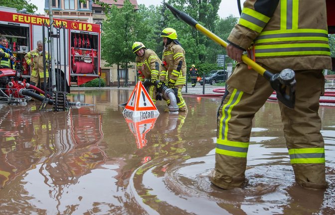 Im Fall einer  Katastrophe ist die Feuerwehr eine der wichtigsten Faktoren beim Schutz der Bevölkerung.<span class='image-autor'>Foto: dpa/arifoto UG</span>