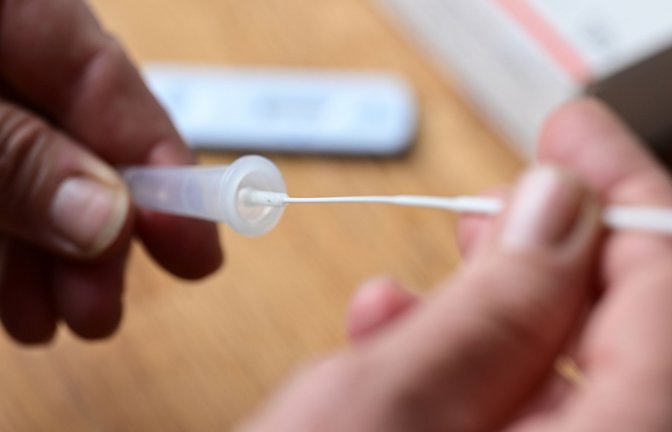 Der Covid-19-Selbsttest – auch ein schwacher Strich beim T bedeutet: positiv.<span class='image-autor'>Foto: dpa/Bernd Weißbrod</span>