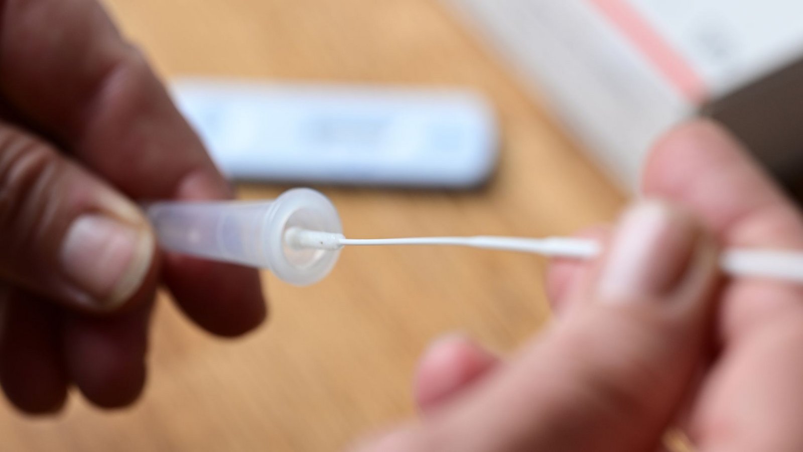 Der Covid-19-Selbsttest – auch ein schwacher Strich beim T bedeutet: positiv.Foto: dpa/Bernd Weißbrod Der Covid-19-Selbsttest – auch ein schwacher Strich beim T bedeutet: positiv.Foto: dpa/Bernd Weißbrod