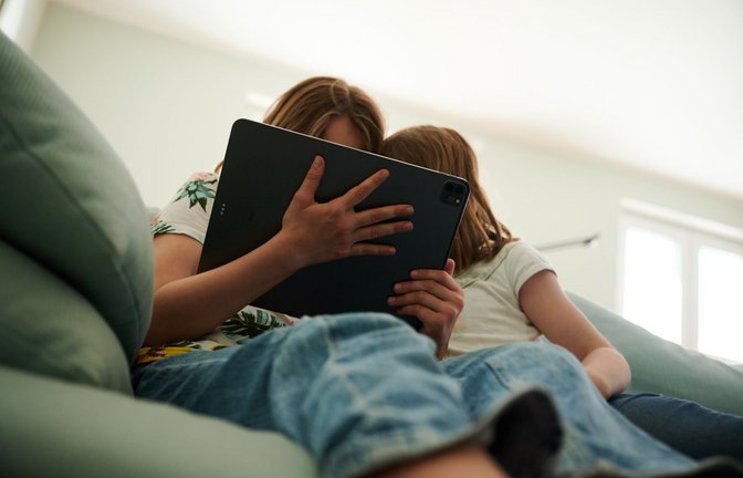 Obwohl die Kinder in Lockdown-Zeiten mehr vor dem Bildschirm saßen, hat dies keine gravierenden Auswirkungen auf die Sprachkompetenz.<span class='image-autor'>Foto: dpa/Annette Riedl</span>
