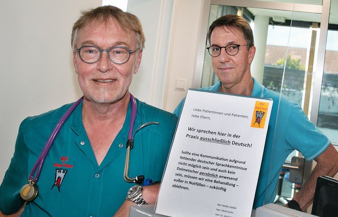 Ulrich Kuhn und Stefan Gaißer präsentieren in ihrer Kirchheimer Praxis ihr umstrittenes Schild.<span class='image-autor'>Foto: Ines Rudel/Ines Rudel</span>