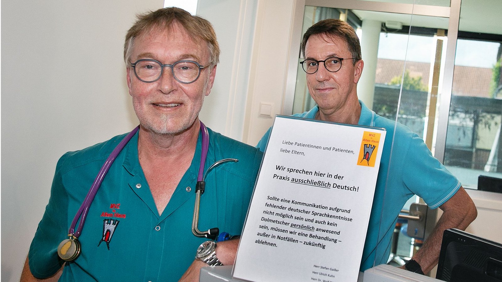 Ulrich Kuhn und Stefan Gaißer präsentieren in ihrer Kirchheimer Praxis ihr umstrittenes Schild.Foto: Ines Rudel/Ines Rudel Ulrich Kuhn und Stefan Gaißer präsentieren in ihrer Kirchheimer Praxis ihr umstrittenes Schild.Foto: Ines Rudel/Ines Rudel