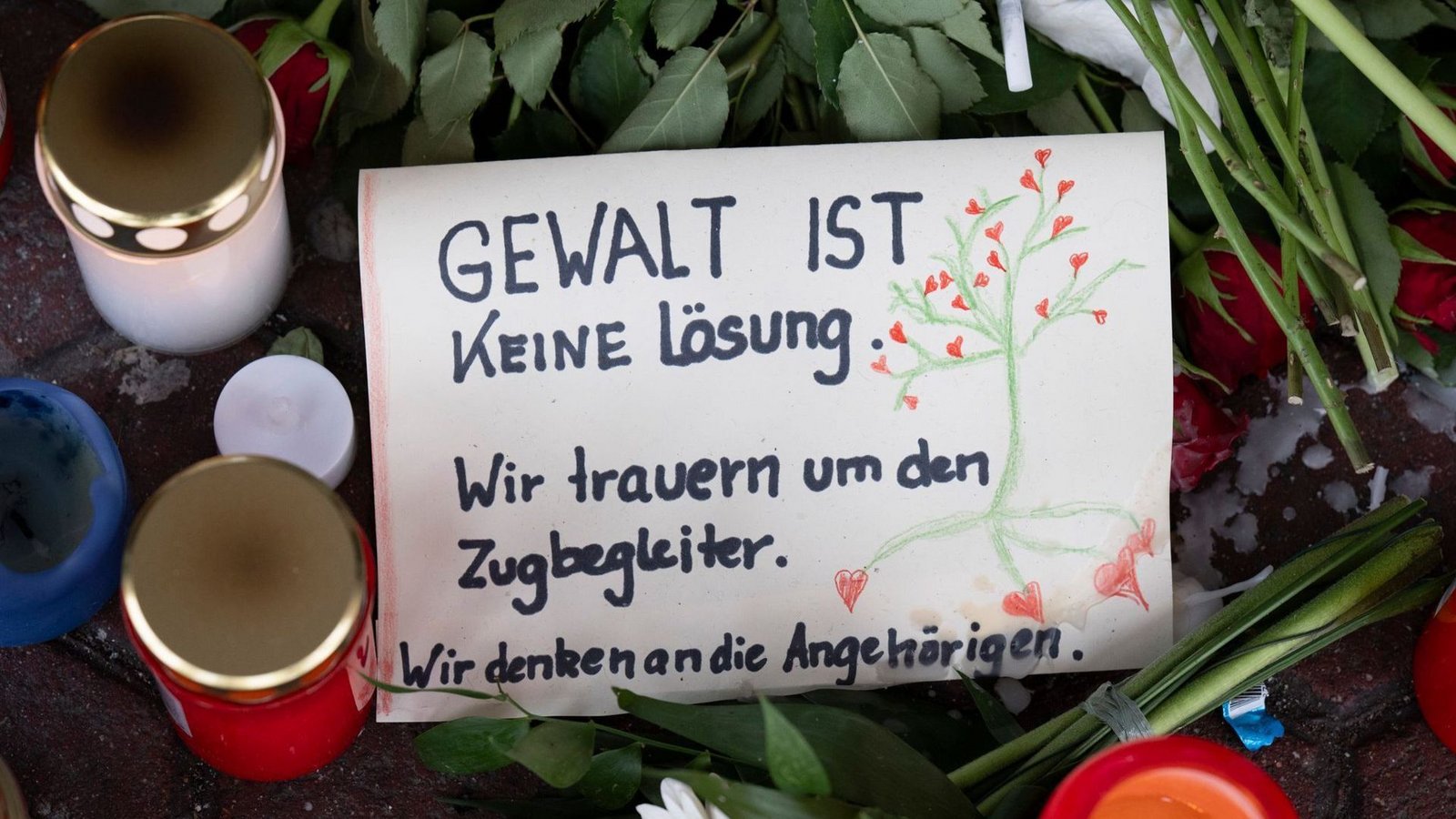 Nach Tod eines Zugbegleiters im Februar - die Attacken gegen Bahnpersonal nehmen zu.Foto: Boris Roessler/dpa Nach Tod eines Zugbegleiters im Februar - die Attacken gegen Bahnpersonal nehmen zu.Foto: Boris Roessler/dpa