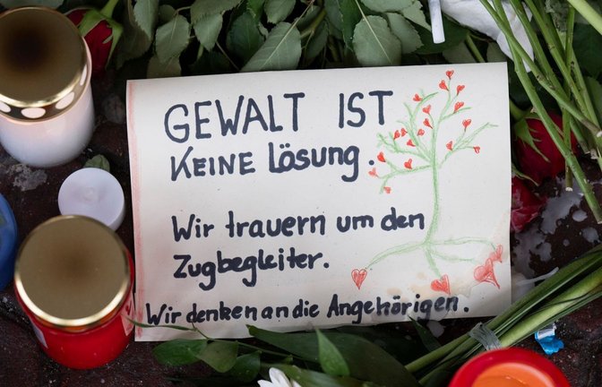 Nach Tod eines Zugbegleiters im Februar - die Attacken gegen Bahnpersonal nehmen zu.<span class='image-autor'>Foto: Boris Roessler/dpa</span>