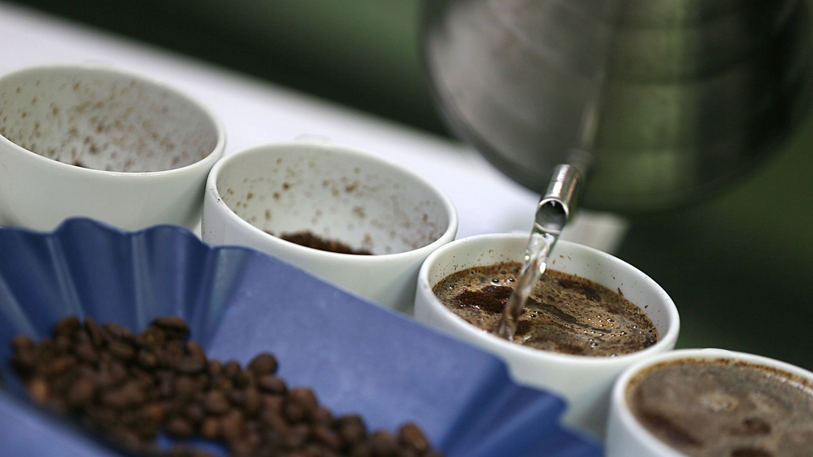 Knapp die Hälfte der Deutschen trinken mehrmals täglich eine Tasse Kaffee. Kaffee ist mit einem Pro-Kopf-Verbrauch von 162 Litern pro Jahr das beliebteste Getränk der Bundesbürger – mehr als Mineralwasser (145 Liter) und Bier (110 Liter). Die meisten (48,3 Prozent) trinken ihn, weil er ihnen schmeckt und Energie verleiht (42,4 Prozent).Foto: dpa