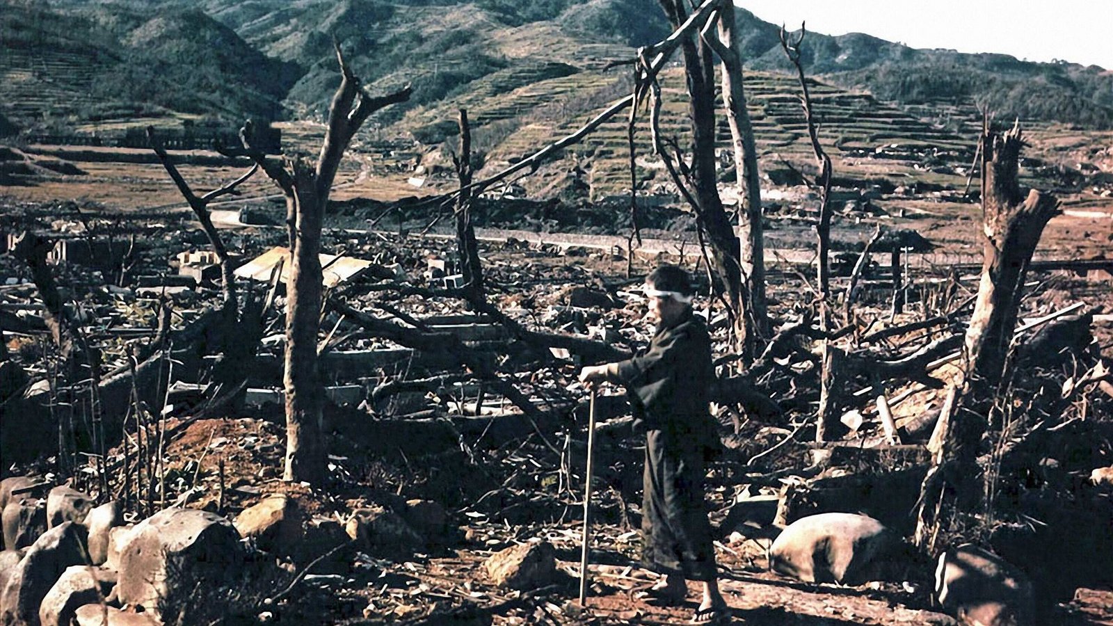 Dr. Nagai, ein Arzt  am   Nagasaki Hospital und Strahlenopfer, steht am 9. August 1945b in den Ruinen der japanischen Industriestadt.Foto: Imago/Reinhard Schultz