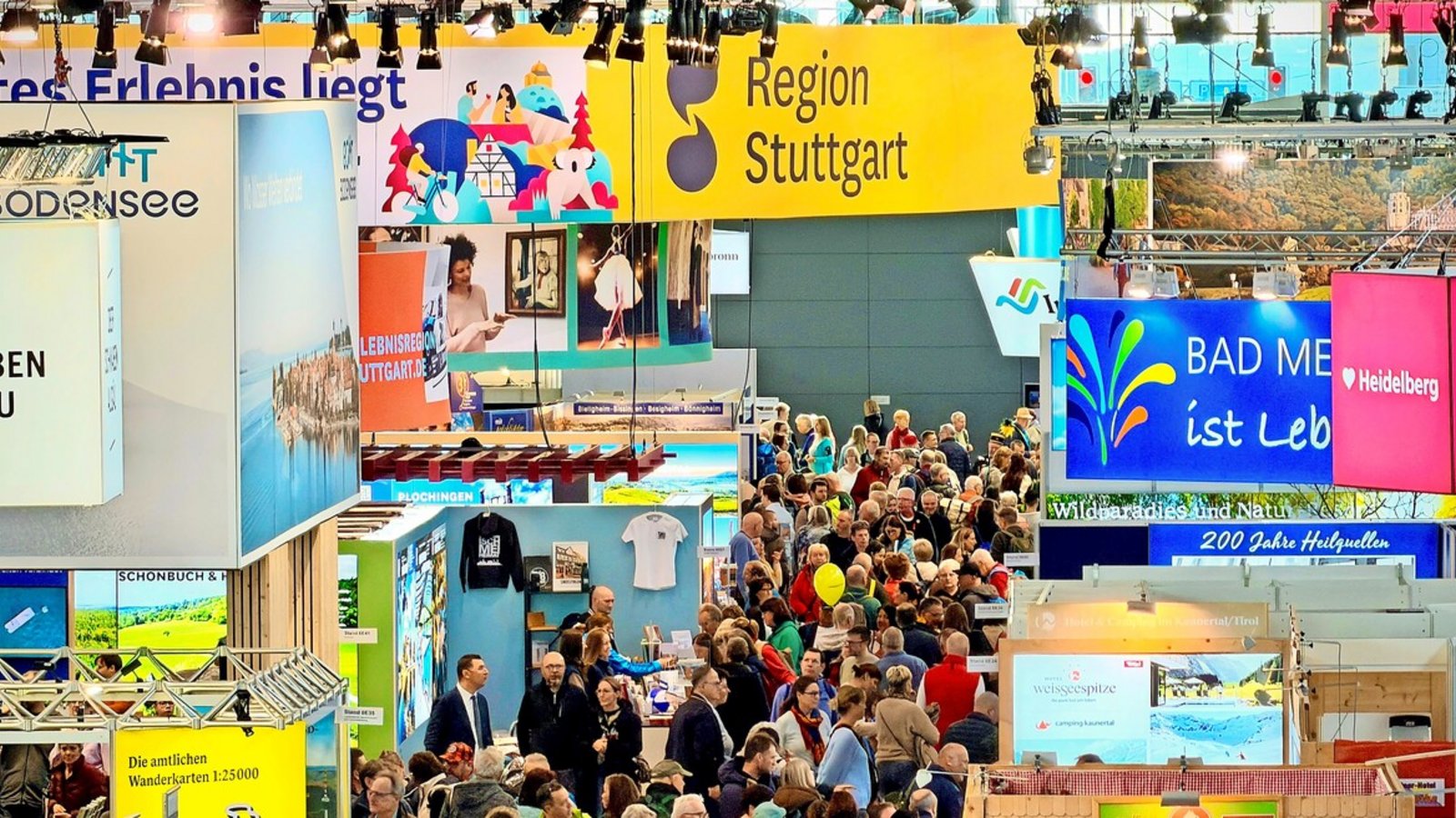 Die Auswahl an Urlaubsreisen ist auf der CMT sehr groß. Die Besucherinnen und Besucher sind zahlreich auf der Suche.Foto: Frank Rodenhausen