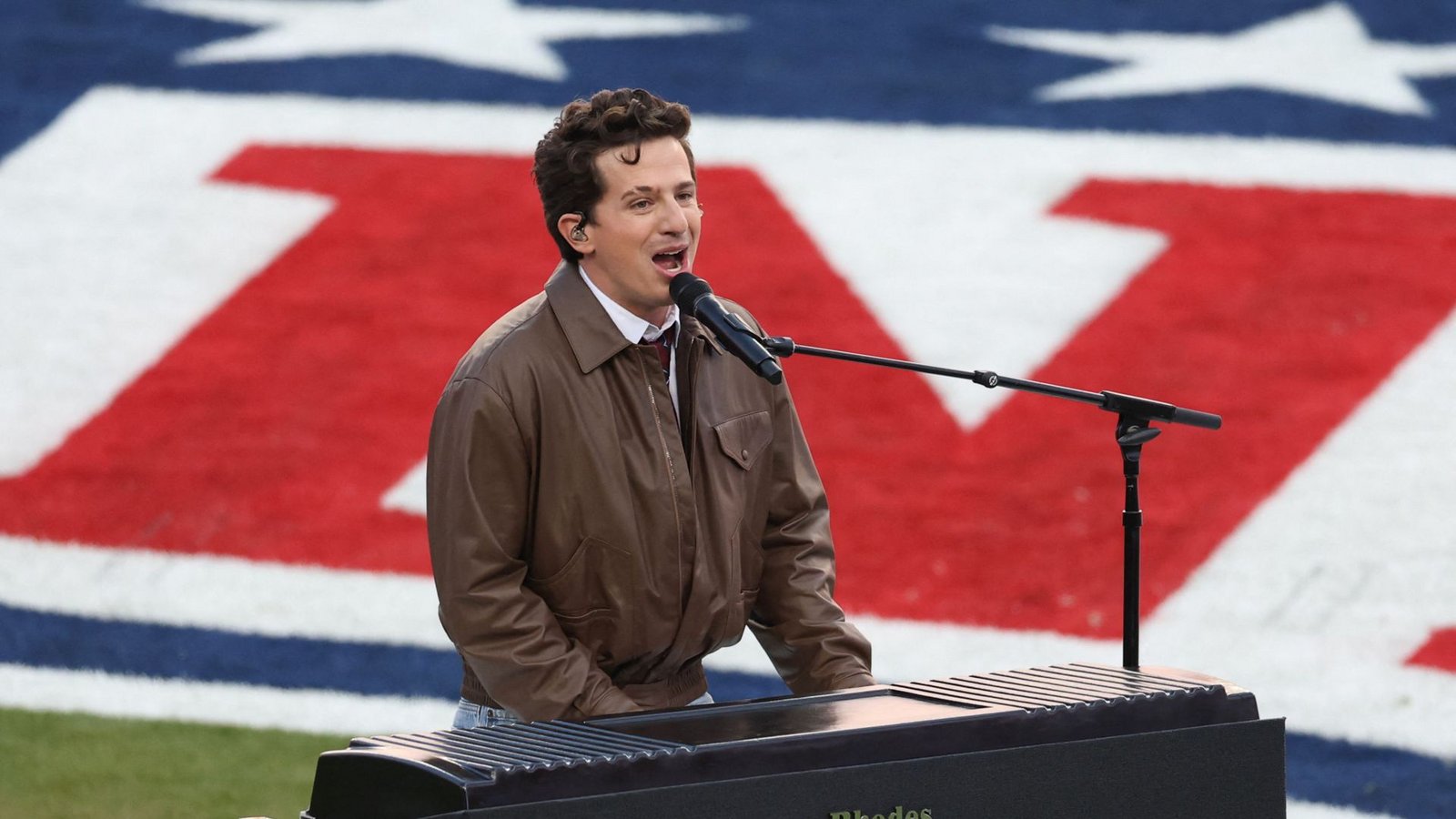Charlie Puth sang die Nationalhymne.Foto: AFP