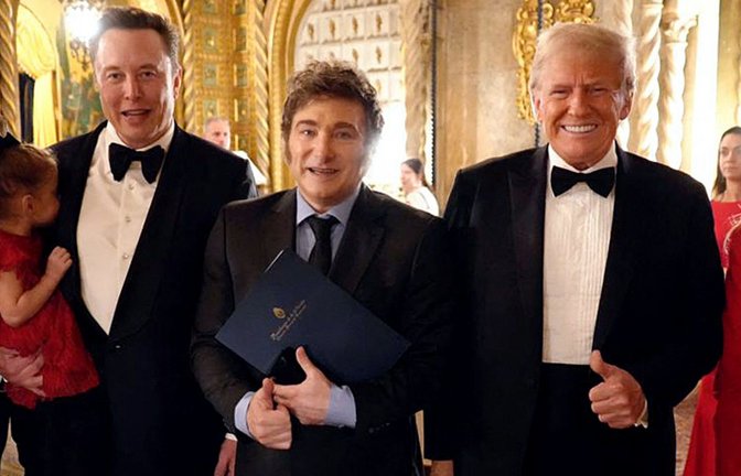 Elon Musk, CEO von Tesla und SpaceX (l.), Javier Milei, argentinischer Präsident (M.) und Donald Trump, designierter US-Präsident posieren für ein Foto in Mar-a-Lago in Palm Beach.<span class='image-autor'>Foto: AFP/HANDOUT</span>