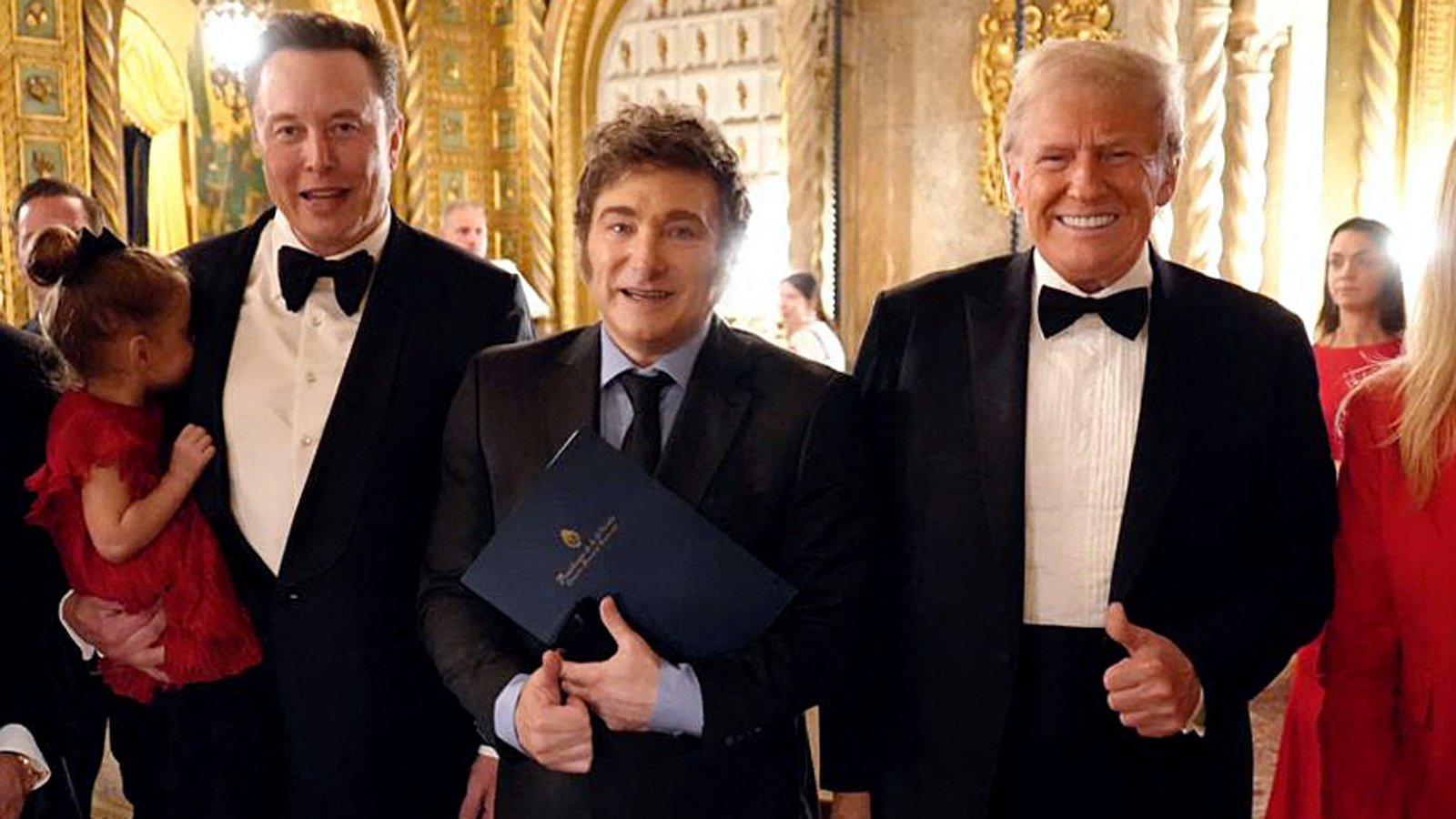 Elon Musk, CEO von Tesla und SpaceX (l.), Javier Milei, argentinischer Präsident (M.) und Donald Trump, designierter US-Präsident posieren für ein Foto in Mar-a-Lago in Palm Beach.Foto: AFP/HANDOUT Elon Musk, CEO von Tesla und SpaceX (l.), Javier Milei, argentinischer Präsident (M.) und Donald Trump, designierter US-Präsident posieren für ein Foto in Mar-a-Lago in Palm Beach.Foto: AFP/HANDOUT
