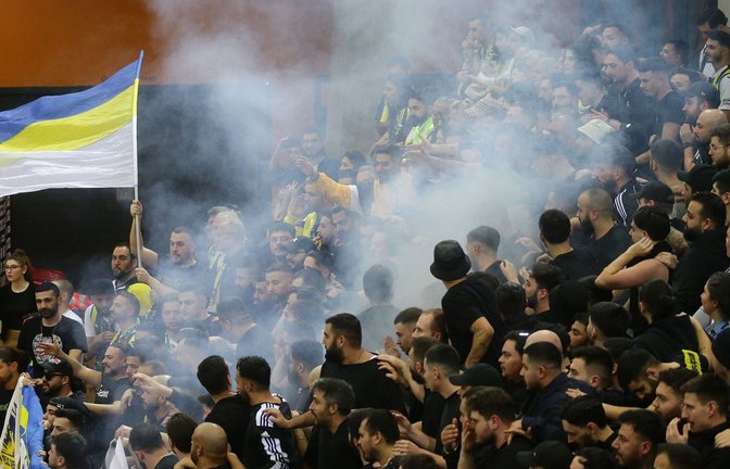 Fans von Fenerbahce Istanbul beim Gastspiel ihres Volleyball-Teams im Viertelfinale der Champions-League im Februar 2024 in der Stuttgarter Scharrena.<span class='image-autor'>Foto: Baumann</span>