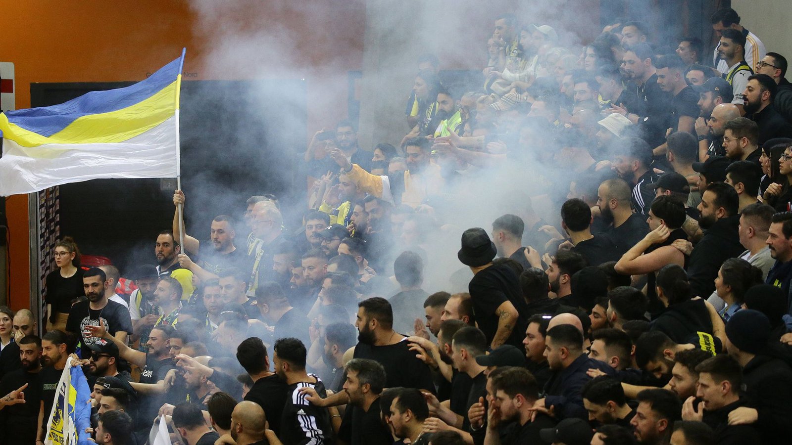 Fans von Fenerbahce Istanbul beim Gastspiel ihres Volleyball-Teams im Viertelfinale der Champions-League im Februar 2024 in der Stuttgarter Scharrena.Foto: Baumann Fans von Fenerbahce Istanbul beim Gastspiel ihres Volleyball-Teams im Viertelfinale der Champions-League im Februar 2024 in der Stuttgarter Scharrena.Foto: Baumann