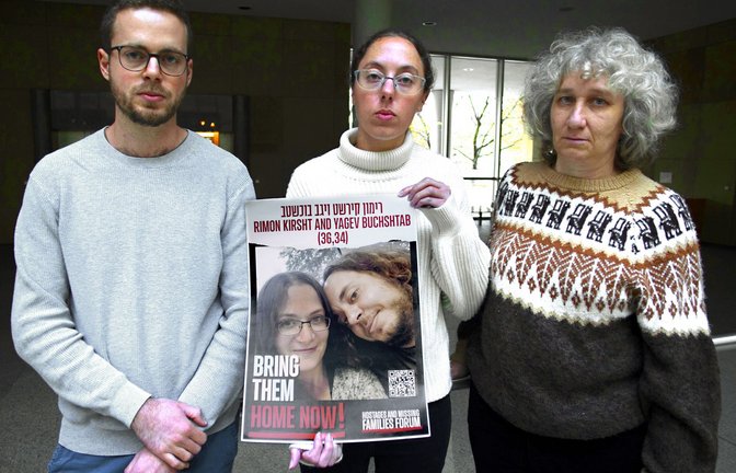 Yuval Buchshtab (von links) und dessen Schwester   Nufar Buchshtab sowie  Ofra Raz erzählen von ihren Erlebnissen am Tag des Terrorangriffs der Hamas.<span class='image-autor'>Foto: Lichtgut/Leif Piechowski</span>
