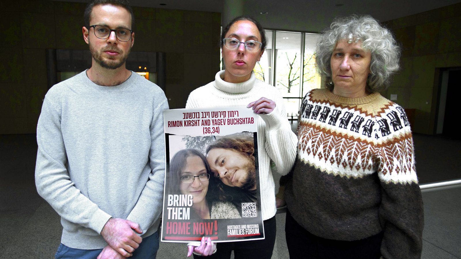 Yuval Buchshtab (von links) und dessen Schwester Nufar Buchshtab sowie Ofra Raz erzählen von ihren Erlebnissen am Tag des Terrorangriffs der Hamas.Foto: Lichtgut/Leif Piechowski Yuval Buchshtab (von links) und dessen Schwester Nufar Buchshtab sowie Ofra Raz erzählen von ihren Erlebnissen am Tag des Terrorangriffs der Hamas.Foto: Lichtgut/Leif Piechowski