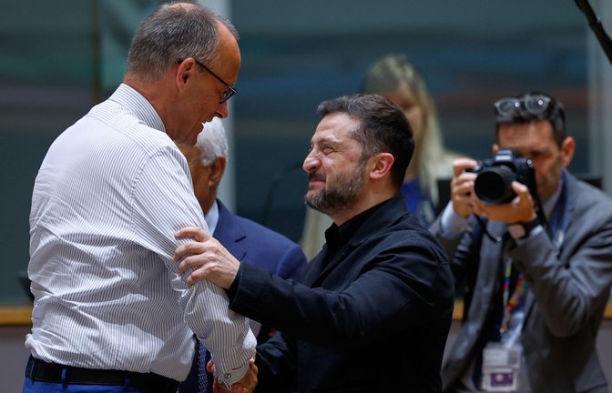 Bundeskanzler Friedrich Merz (l) unterhält sich mit dem ukrainischen Präsidenten Wolodymyr Selenskyj während einer Diskussionsrunde auf dem EU-Gipfel in Brüssel.<span class='image-autor'>Foto: Geert Vanden Wijngaert/AP Pool/AP/dpa</span>