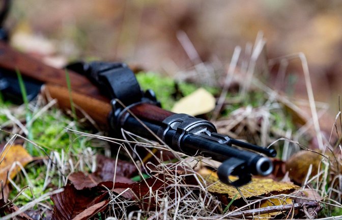 Jäger setzen für die Jagd unterschiedliche Waffentypen und-größen ein. (Symbolbild)<span class='image-autor'>Foto: imago//K. Schmitt</span>