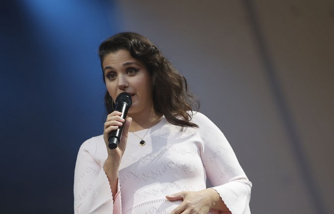 Die schwangere Sängerin Katie Melua bei einem Konzert in Halle.<span class='image-autor'>Foto: Matthias Bein/dpa</span>