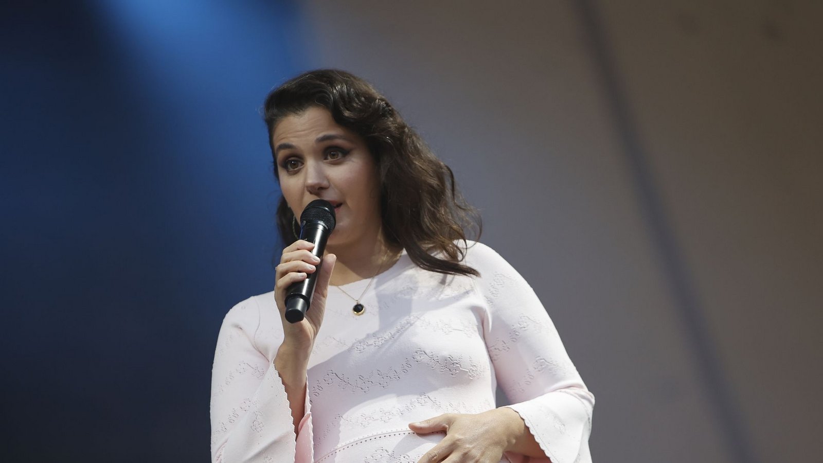 Die schwangere Sängerin Katie Melua bei einem Konzert in Halle.Foto: Matthias Bein/dpa