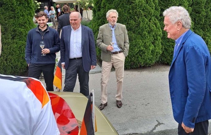 Sepp Maier (re.) hat bereits in Stuttgart auf dem Deutschland-Golf unterschrieben – und den Kontakt zu anderen 1974er-Weltmeistern wie Uli Hoeneß und Paul Breitner hergestellt.<span class='image-autor'>Foto: privat</span>