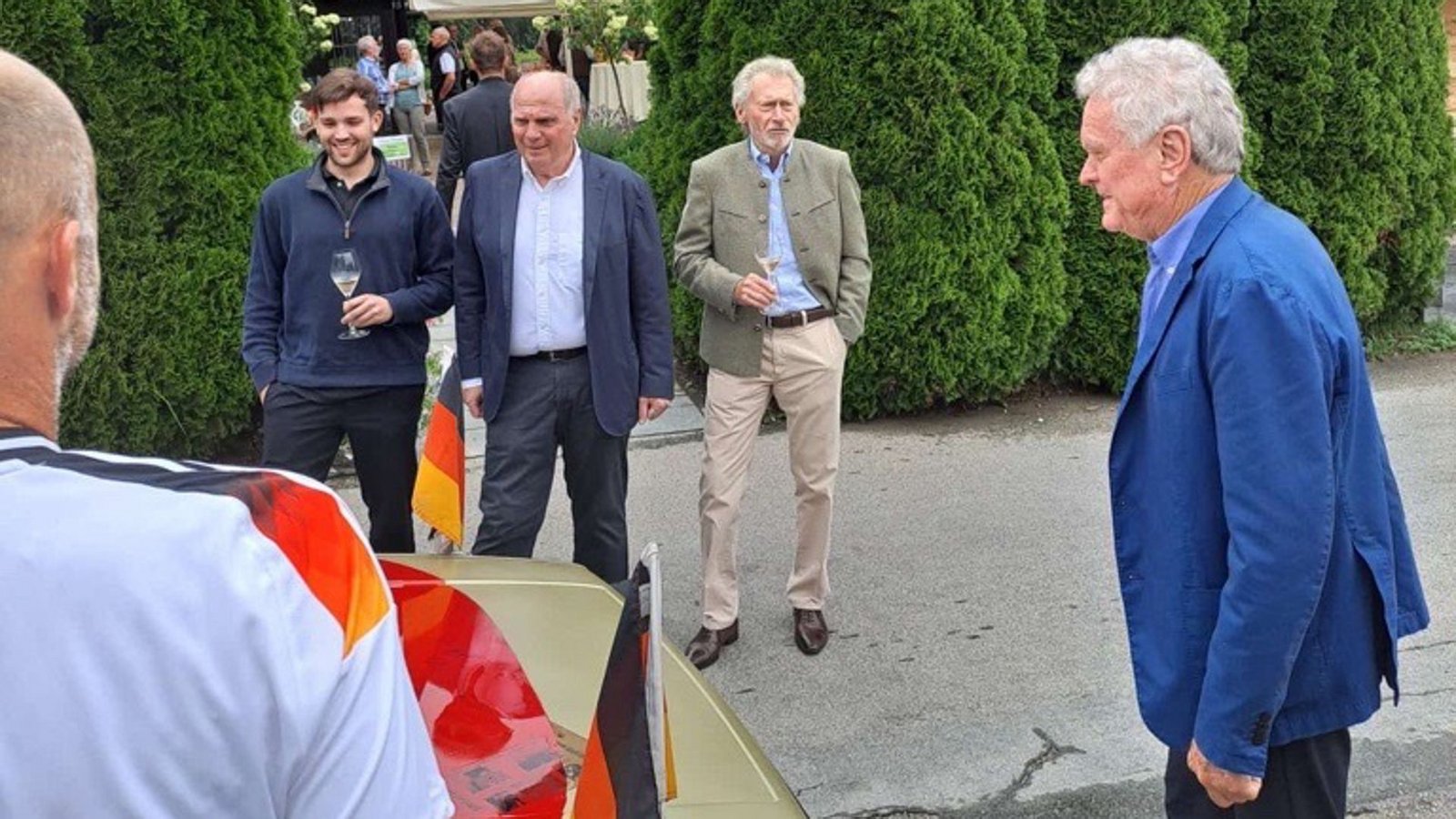 Sepp Maier (re.) hat bereits in Stuttgart auf dem Deutschland-Golf unterschrieben – und den Kontakt zu anderen 1974er-Weltmeistern wie Uli Hoeneß und Paul Breitner hergestellt.Foto: privat